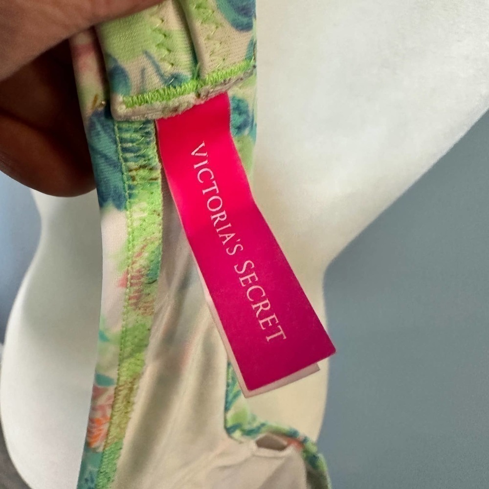 VICTORIA'S Secret Bikini Top Size 34D - Picture 5 of 7